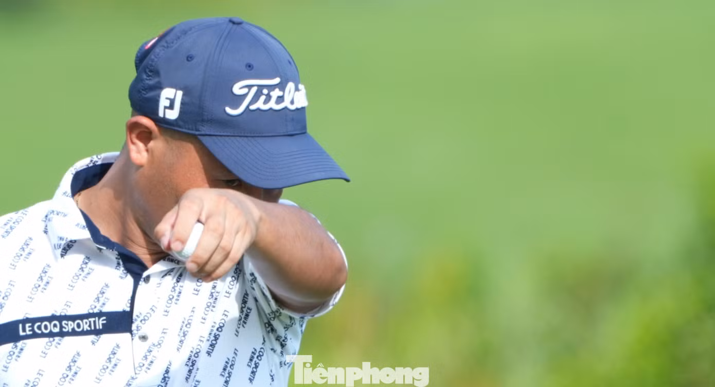 Tuy nhiên, golfer Nguyễn Thế Anh không cho rằng lý do đến từ áp lực của ngày thi đấu đầu tiên.