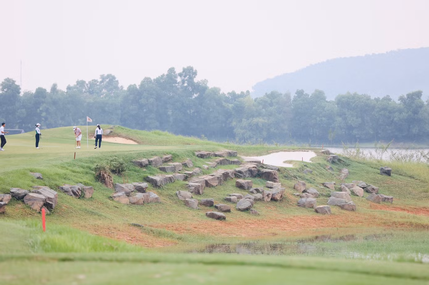Được lựa chọn là một trong ba hố HIO, hố số 6 sân Kings Course mang đến thách thức khó khăn cho các golfer, khi bẫy nước và hố cát bao quanh green. Được lựa chọn là một trong ba hố HIO, hố số 6 sân Kings Course mang đến thách thức khó khăn cho các golfer, khi bẫy nước và hố cát bao quanh green.