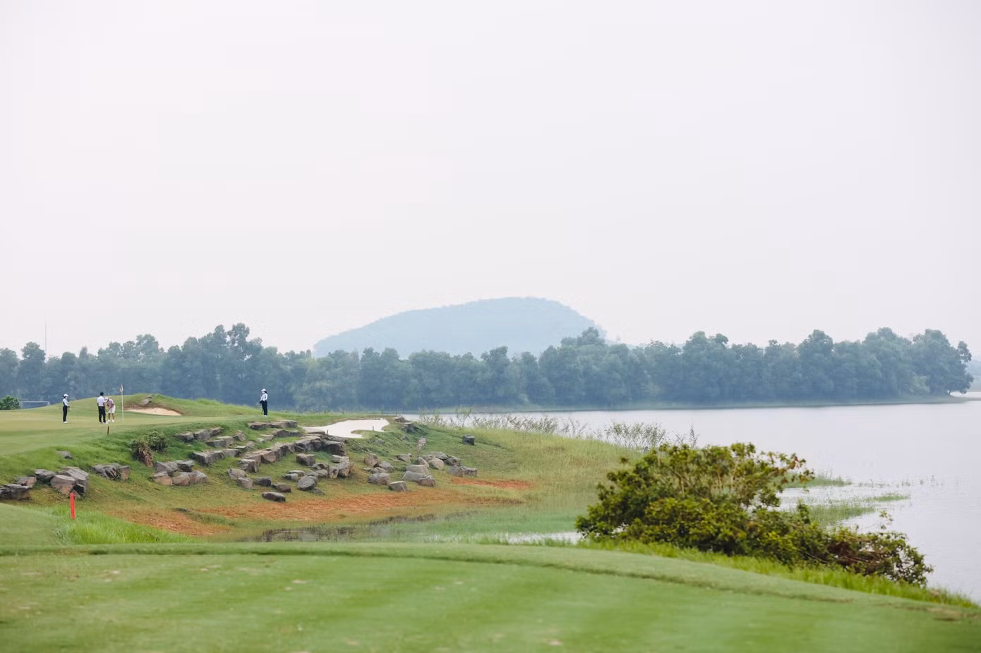 Được lựa chọn là một trong ba hố HIO, hố số 6 sân Kings Course mang đến thách thức khó khăn cho các golfer, khi bẫy nước và hố cát bao quanh green. Được lựa chọn là một trong ba hố HIO, hố số 6 sân Kings Course mang đến thách thức khó khăn cho các golfer, khi bẫy nước và hố cát bao quanh green.