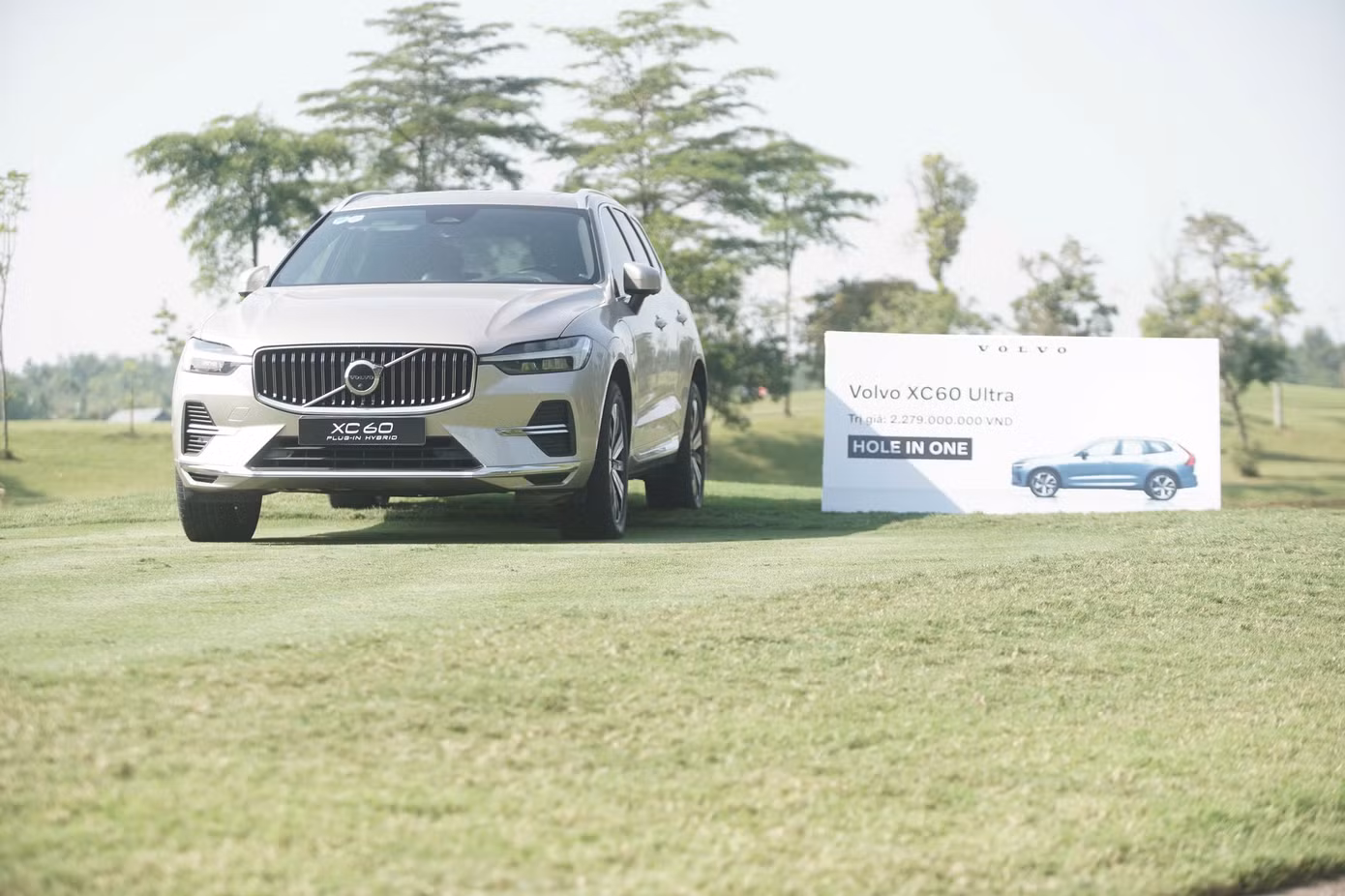 ...và ba chiếc xe Volvo với tổng trị giá lên tới hơn 7,3 tỷ đồng vẫn đang chờ đợi chủ nhân xứng đáng.