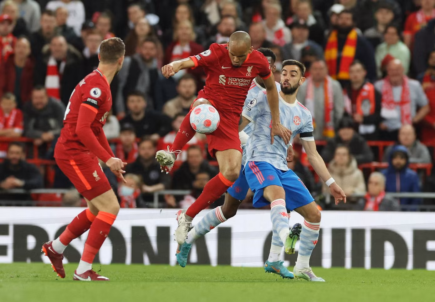 Fabinho trong chiến thắng 4-0 của Liverpool trước MU mùa 2021/22. (Ảnh: Getty Images)