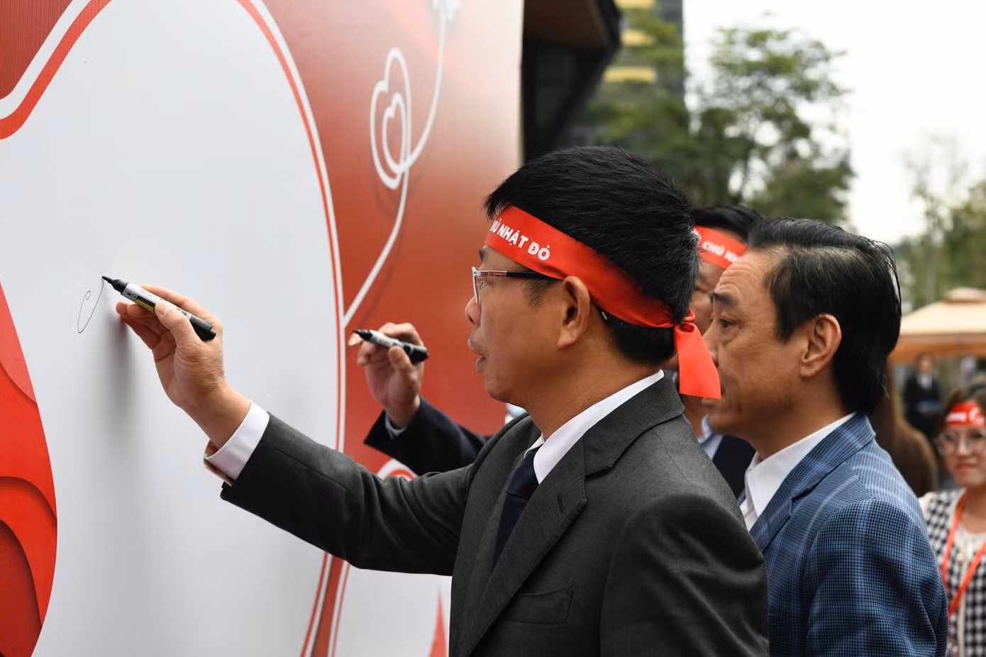 Nhà báo Phùng Công Sưởng cùng Hoa Hậu Việt Nam năm 2022 – Hoa Hậu Quốc tế năm 2024 Huỳnh Thị Thanh Thủy, Á Hậu 2 Hoa Hậu Việt Nam năm 2020 Nguyễn Lê Ngọc Thảo, Người Đẹp Nhân ái Nguyễn Ngọc Mai ký lưu niệm tại sự kiện.