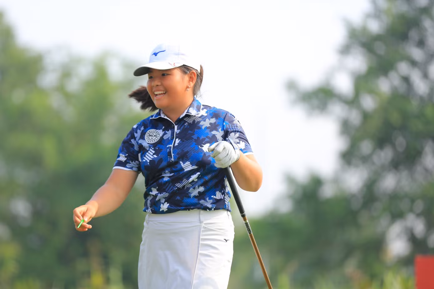 Tuy nhiên, gây ấn tượng mạnh nhất là Nguyễn Phương Quỳnh, golfer trẻ nhất giải qua cắt loại. Sinh năm 2012, Phương Quỳnh luôn đáng yêu và hồn nhiên trên sân golf.