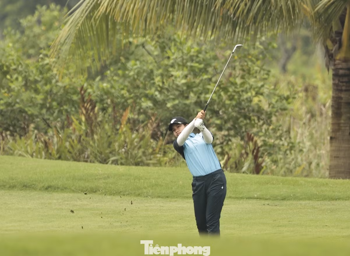 Trong ngày thứ hai, sau khi mắc bogey ở hố 5 par4, Gia Hân sớm lấy lại sự điềm tĩnh để đạt điểm par ở 4 hố tiếp theo.