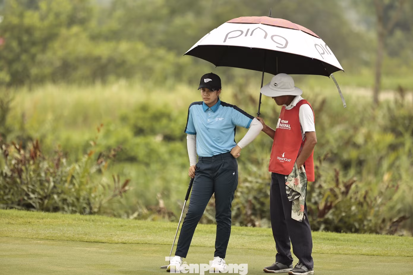 Trong hành trình tại Giải Vô địch Golf Quốc gia 2024, Cúp VinFast - Hải Phòng, đồng hành với Gia Hân là bố Nguyễn Viết Thành, người đã truyền cảm hứng và khuyến khích cô con gái chơi golf từ năm 8 tuổi.