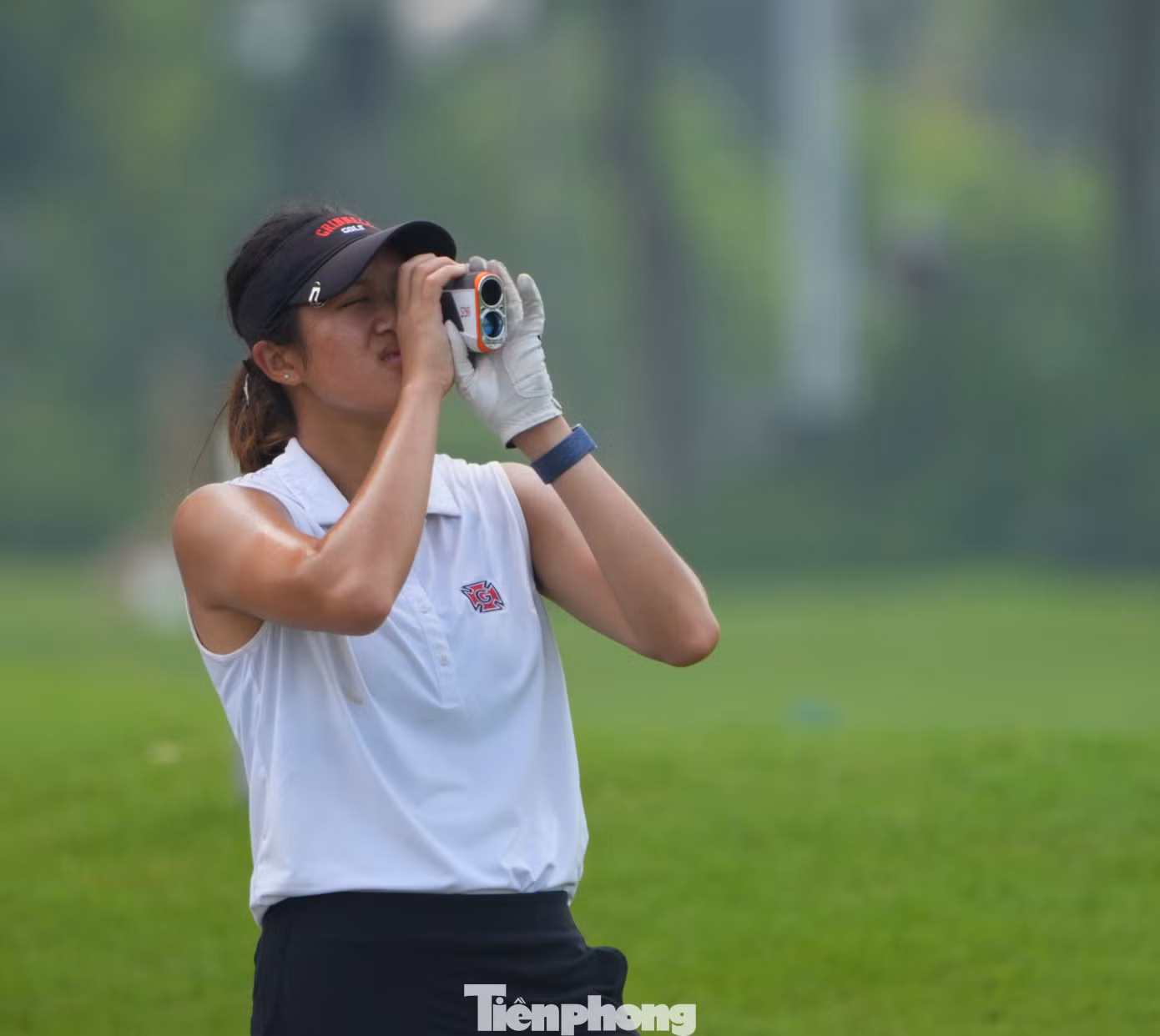 Không may mắn phải nhờ trọng tài thực hiện quy trình giải thoát và phạt gậy, Hà My hoàn thành hố 14 với điểm bogey. Mặc dù vậy, golfer sinh năm 2004 vẫn giữ vững tâm lý để giành par ở 4 hố tiếp theo.