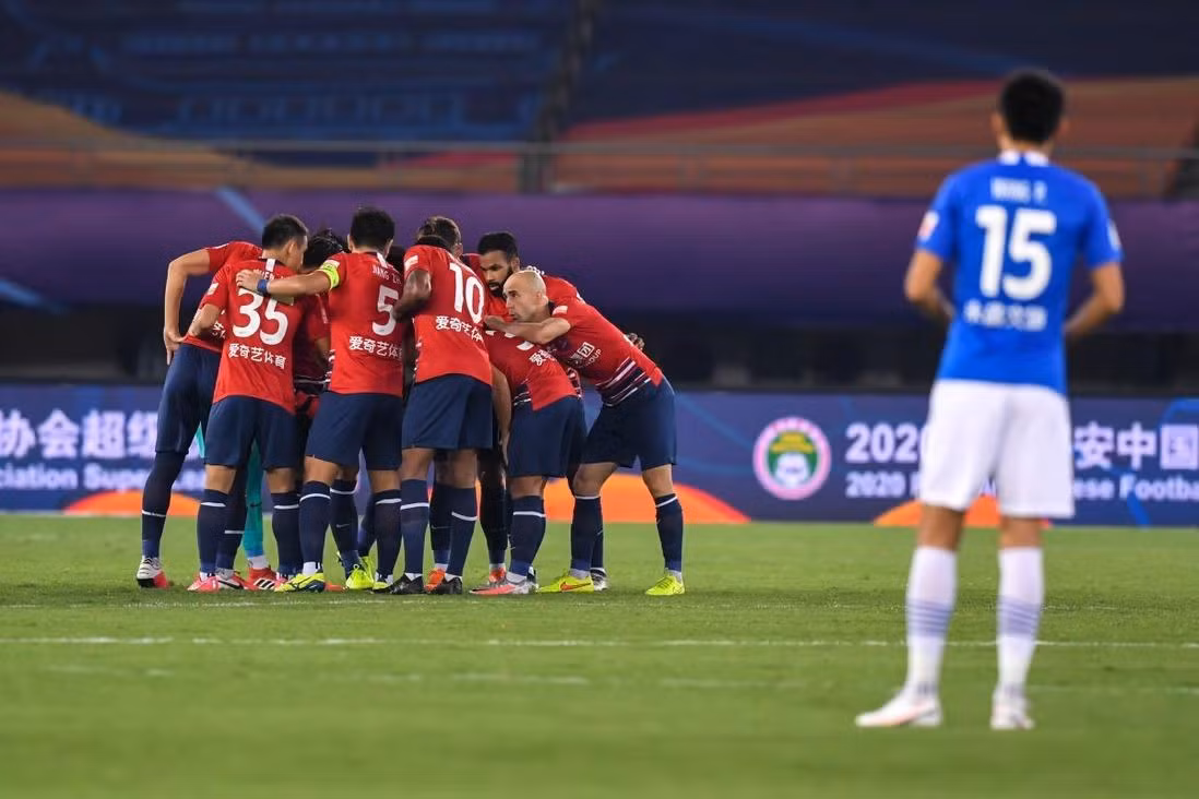 Chongqing Lifan (áo đỏ) là đội mới nhất sụp đổ do nợ nần chồng chất. Chongqing Lifan (áo đỏ) là đội mới nhất sụp đổ do nợ nần chồng chất.