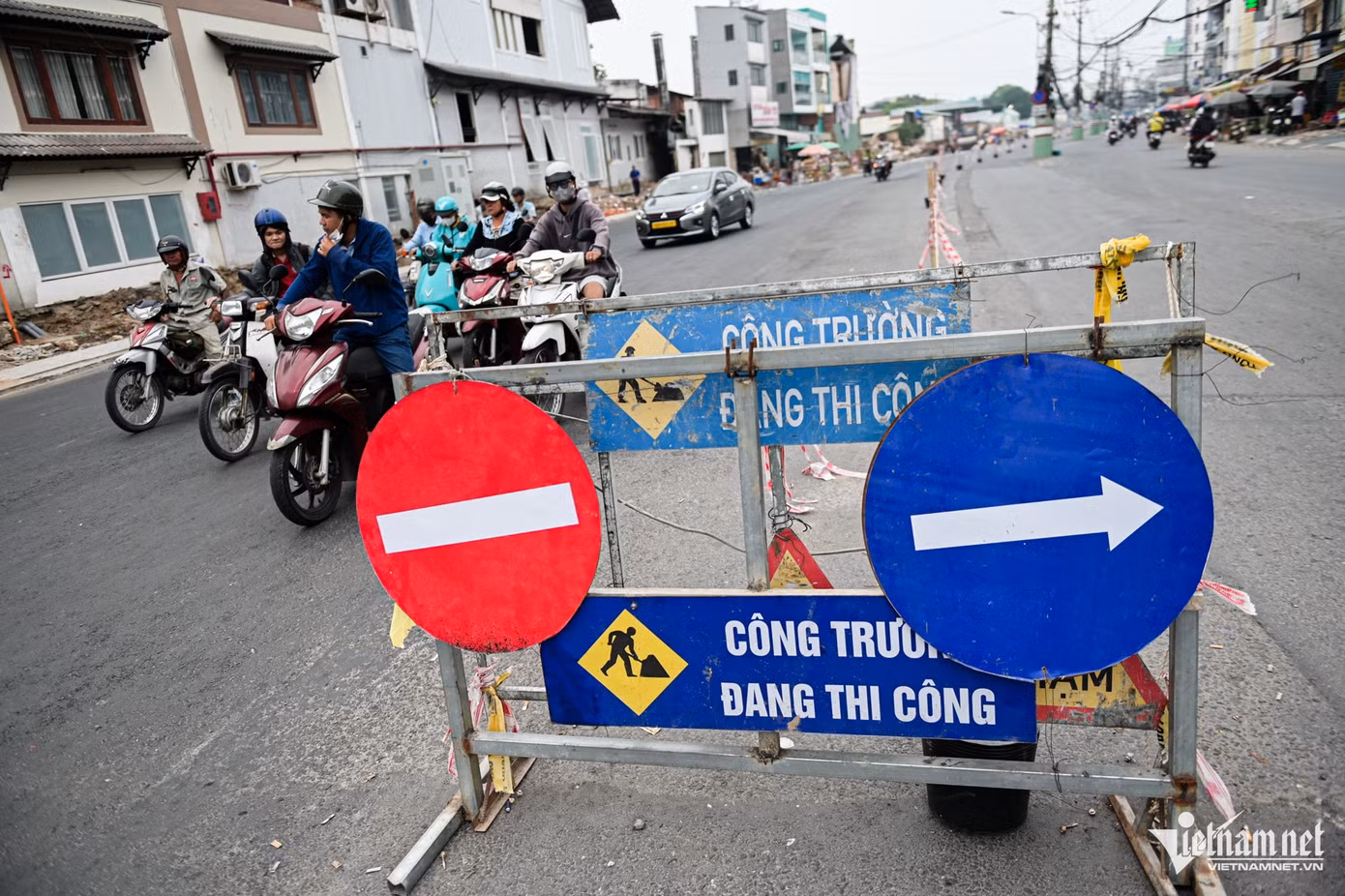 Nhiều biển báo giao thông được đặt ở đầu khu vực rào chắn, dải phân cách tạm bợ. Nhiều biển báo giao thông được đặt ở đầu khu vực rào chắn, dải phân cách tạm bợ.