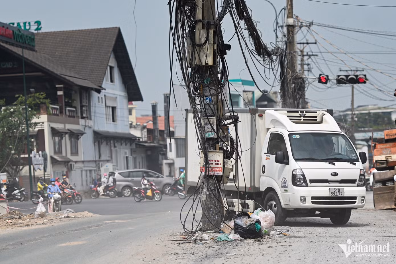 Người lái ô tô phải điều khiển lách qua các cột điện. Người lái ô tô phải điều khiển lách qua các cột điện.