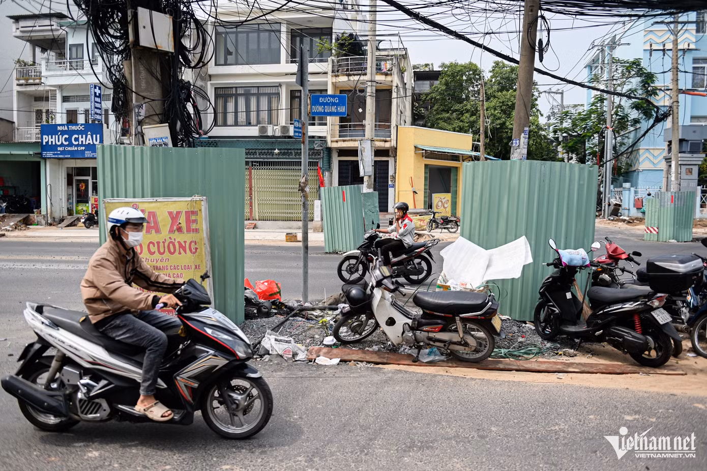 Người tham gia giao thông di chuyển xen qua "ma trận" là các cột điện. Người tham gia giao thông di chuyển xen qua "ma trận" là các cột điện.