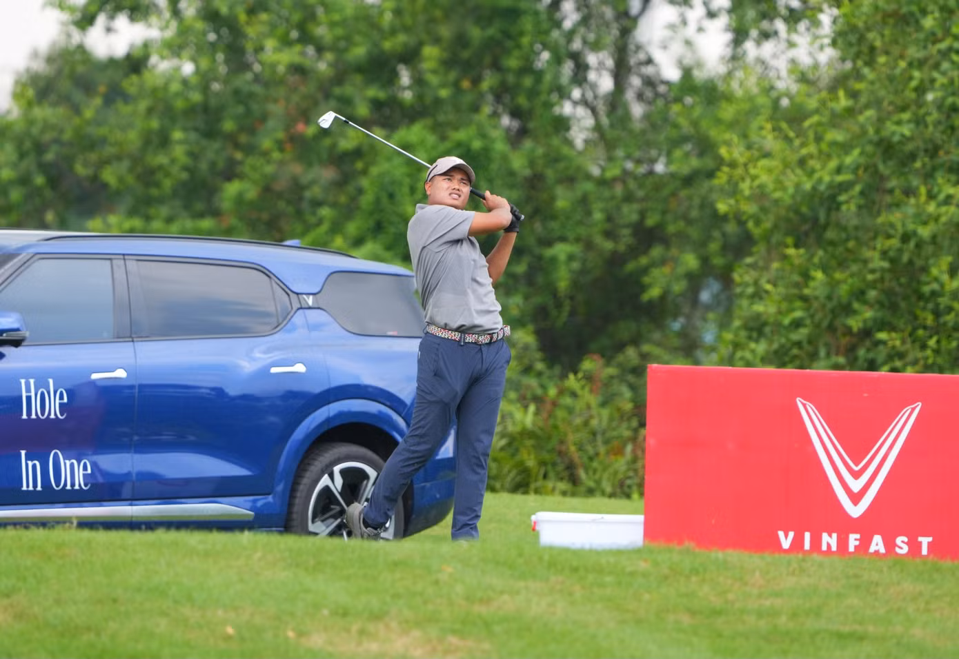 Một trong những điểm đặc biệt của Giải Vô địch Golf Quốc gia 2024, Cúp VinFast - Hải Phòng là giải thưởng HIO hấp dẫn: 4 chiếc xe VF9 dành cho người ghi điểm HIO đầu tiên tại 4 hố par3 trong 4 ngày thi đấu. Trong ngày đầu tiên, các golfer rất hào hứng với thử thách này. Một trong những điểm đặc biệt của Giải Vô địch Golf Quốc gia 2024, Cúp VinFast - Hải Phòng là giải thưởng HIO hấp dẫn: 4 chiếc xe VF9 dành cho người ghi điểm HIO đầu tiên tại 4 hố par3 trong 4 ngày thi đấu. Trong ngày đầu tiên, các golfer rất hào hứng với thử thách này.