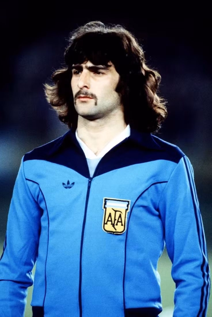 Để ghi bàn ở World Cup, Kempes phải chia tay bộ ria được cắt tỉa cầu kỳ. (Ảnh: Getty Images)