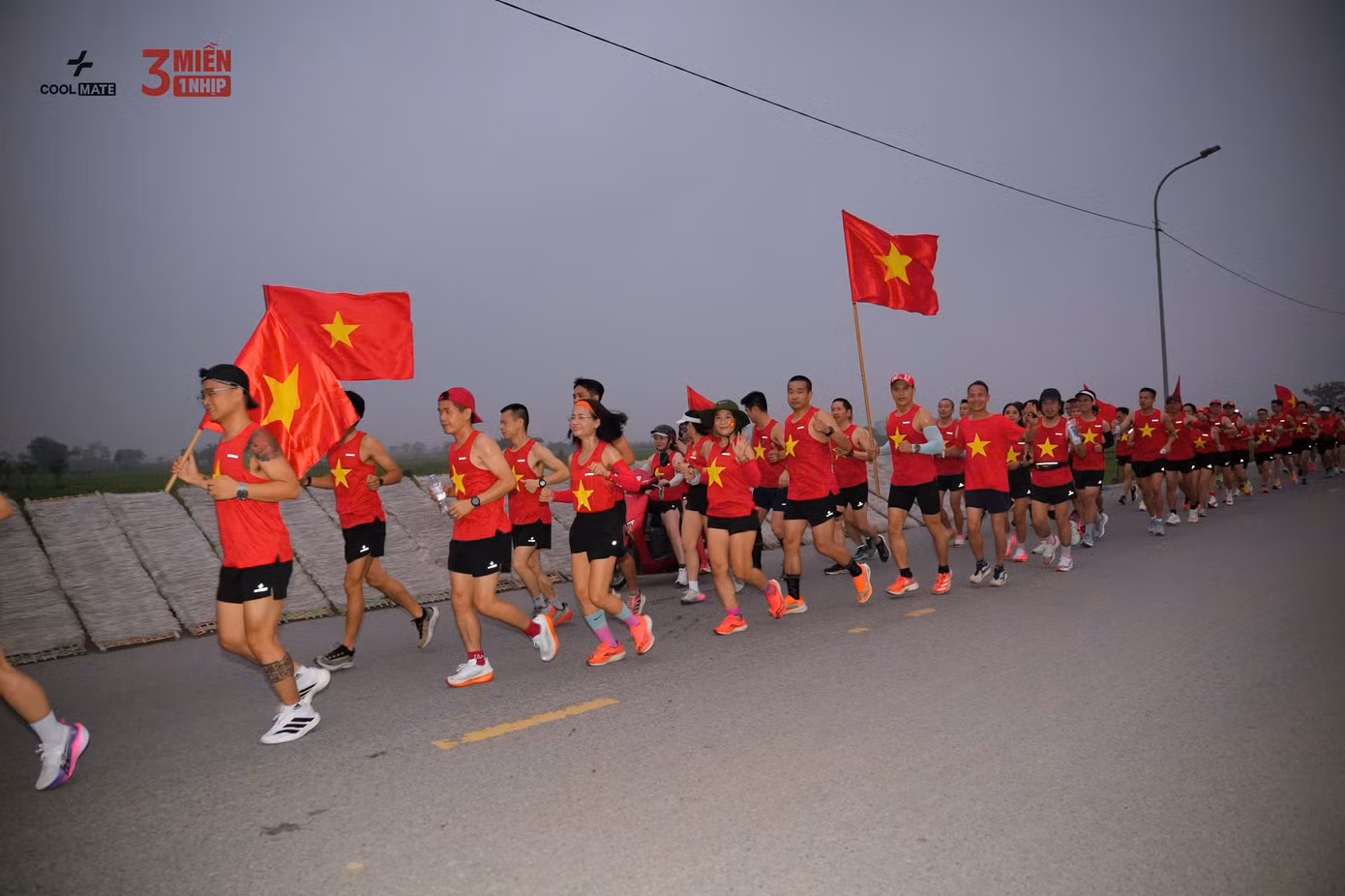 Runner Nguyễn Thị Ánh Tuyết cùng các runner trong hành trình vẽ cờ Tổ quốc. Runner Nguyễn Thị Ánh Tuyết cùng các runner trong hành trình vẽ cờ Tổ quốc.