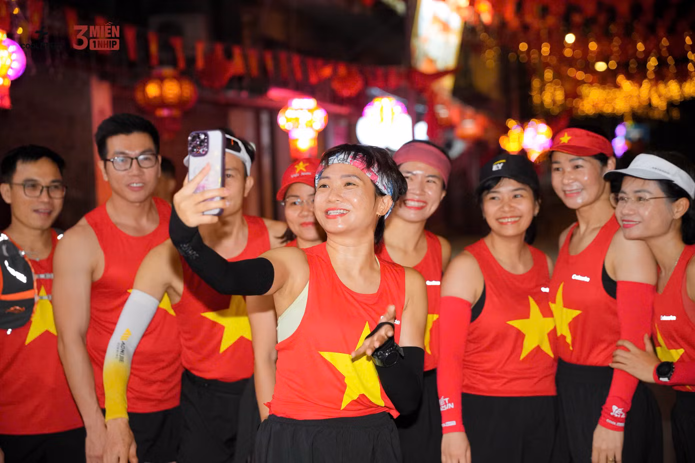 Runner Nguyễn Thị Ánh Tuyết cùng các runner trong hành trình vẽ cờ Tổ quốc. Runner Nguyễn Thị Ánh Tuyết cùng các runner trong hành trình vẽ cờ Tổ quốc.