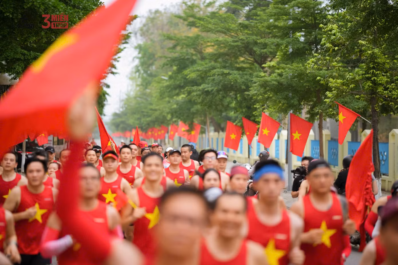 Runner Nguyễn Thị Ánh Tuyết cùng các runner trong hành trình vẽ cờ Tổ quốc. Runner Nguyễn Thị Ánh Tuyết cùng các runner trong hành trình vẽ cờ Tổ quốc.