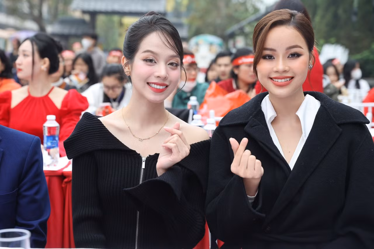 Các hoa hậu, người đẹp vô cùng hào hứng trước sự mến mộ của người dân Phú Thọ, cũng như tinh thần hưởng ứng ngày hội hiến máu tình nguyện tại nơi đất Tổ linh thiêng.