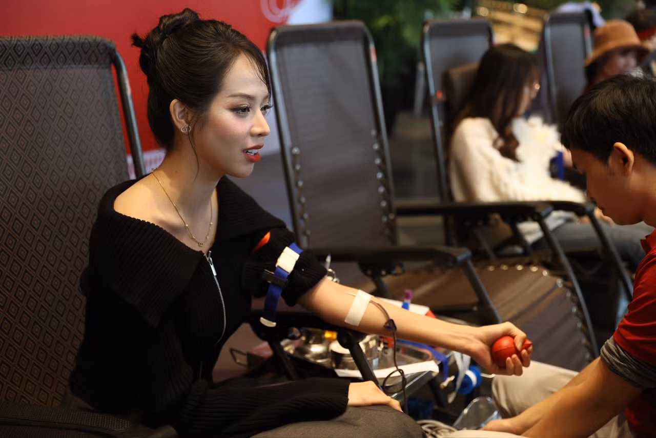 Huỳnh Thị Thanh Thuỷ hiến 250ml máu trong sáng ngày 3/3. Hoa hậu Việt Nam 2022 tỏ ra khá thoải mái khi nhận thấy hiến máu không đáng sợ như hình dung. Giống như Ngọc Mai, cô hoàn toàn sẵn sàng cho lần hiến máu tiếp theo.