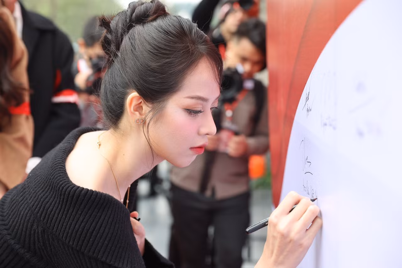 Hoa hậu Việt Nam 2022 Huỳnh Thị Thanh Thuỷ, Á hậu 2 Hoa hậu Việt Nam 2022 Lê Nguyễn Ngọc Hằng, Á khôi 1 Hoa khôi thanh lịch 2023 Kim Trà My, Người đẹp Nhân ái Hoa hậu Việt Nam 2022 Nguyễn Ngọc Mai cùng ký lưu niệm tại chương trình Chủ Nhật Đỏ.