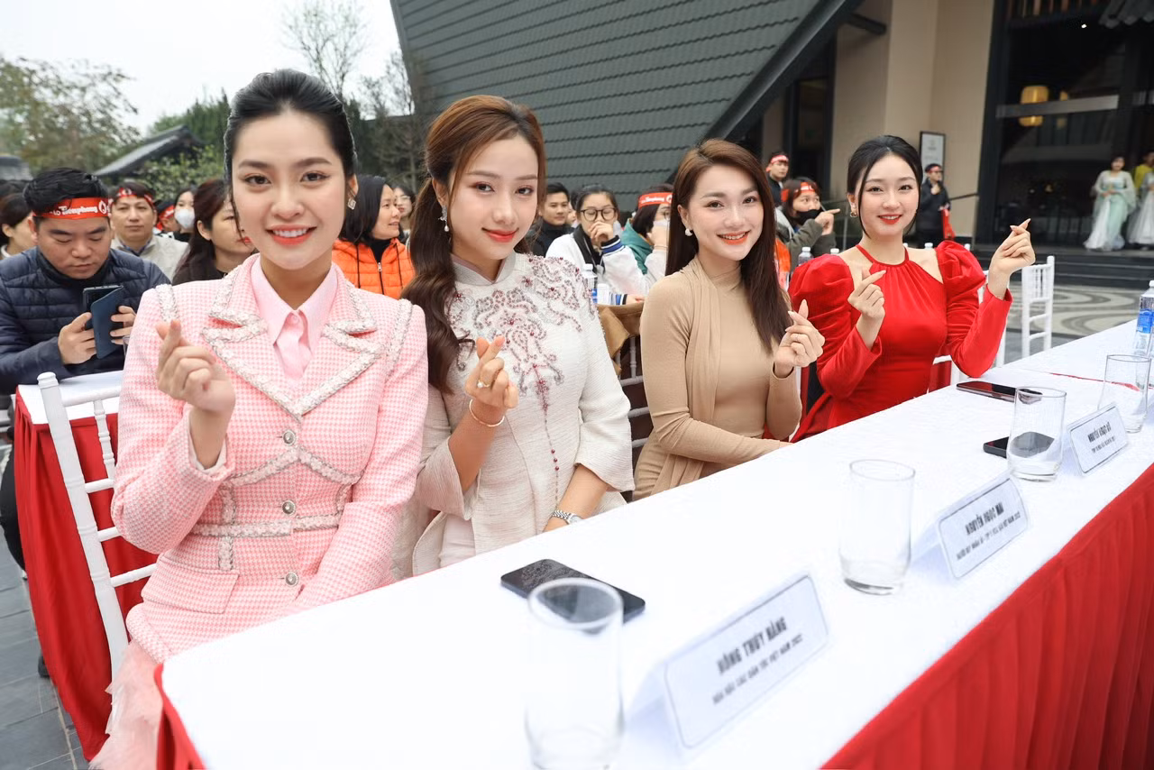 Sáng 3/3, các hoa hậu, người đẹp đã hâm nóng bầu không khí tại Lynn Times Thanh Thủy khi xuất hiện trong chương trình Chủ Nhật Đỏ.