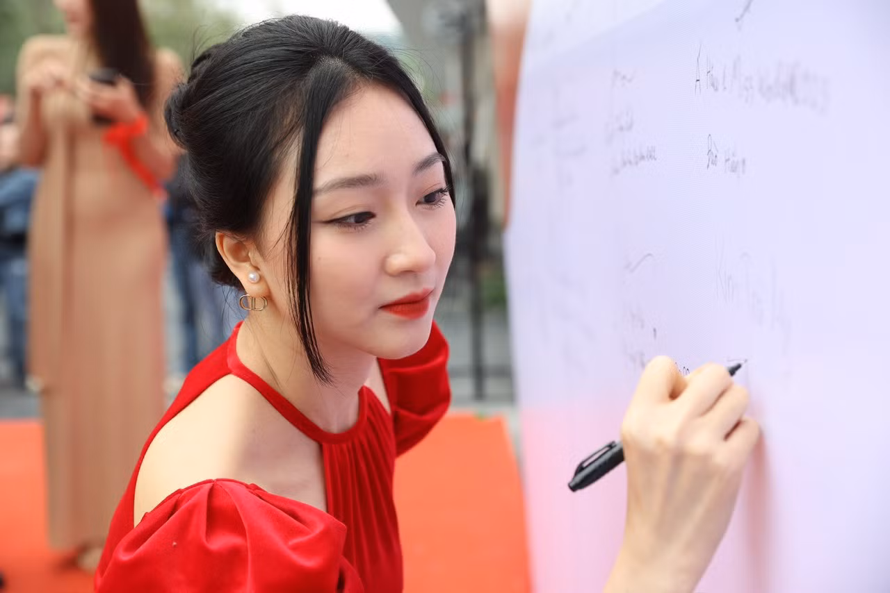 Hoa hậu Việt Nam 2022 Huỳnh Thị Thanh Thuỷ, Á hậu 2 Hoa hậu Việt Nam 2022 Lê Nguyễn Ngọc Hằng, Á khôi 1 Hoa khôi thanh lịch 2023 Kim Trà My, Người đẹp Nhân ái Hoa hậu Việt Nam 2022 Nguyễn Ngọc Mai cùng ký lưu niệm tại chương trình Chủ Nhật Đỏ.