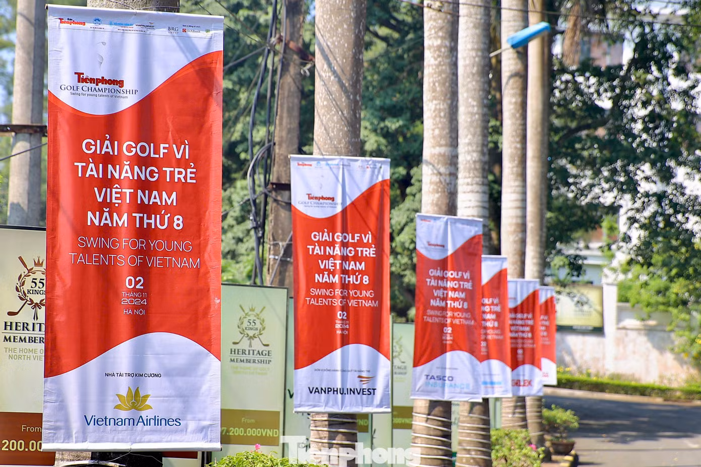 Một ngày trước khi Tiền Phong Golf Championship mùa thứ 8 khởi tranh, công tác chuẩn bị tại sân Kings Course thuộc BRG Kings’ Island Golf Resort (Đồng Mô, Sơn Tây, Hà Nội) đã sớm hoàn tất. Từ quốc lộ 21A rẽ vào con dốc dẫn đến BRG Kings' Island Golf Resort, hàng băng rôn rực rỡ màu đỏ nhắc nhở tất cả về sự kiện được giới golf mong chờ.