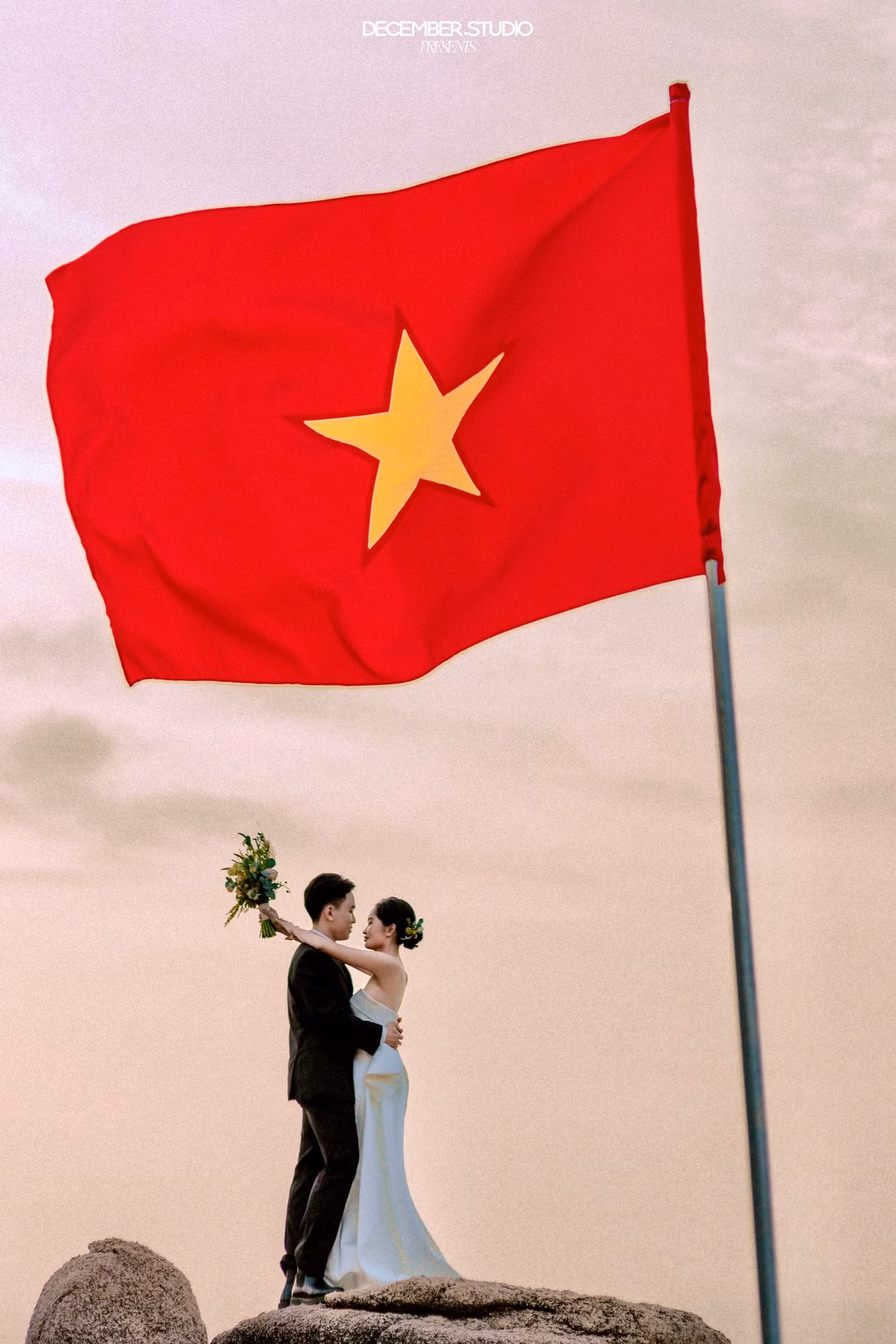 Quỳnh Anh luôn mơ ước có một bộ ảnh cưới cùng với lá cờ Tổ quốc.