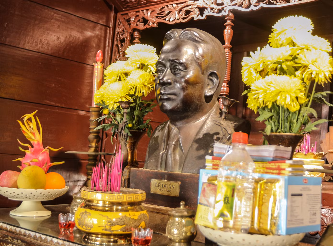 Chính giữa căn nhà là bức tượng Tổng Bí thư Lê Duẩn, lãnh tụ kiệt xuất của dân tộc, một chiến sĩ kiên cường của phong trào Cộng sản và công nhân quốc tế, cũng là một người con ưu tú của quê hương Quảng Trị. Chính giữa căn nhà là bức tượng Tổng Bí thư Lê Duẩn, lãnh tụ kiệt xuất của dân tộc, một chiến sĩ kiên cường của phong trào Cộng sản và công nhân quốc tế, cũng là một người con ưu tú của quê hương Quảng Trị.