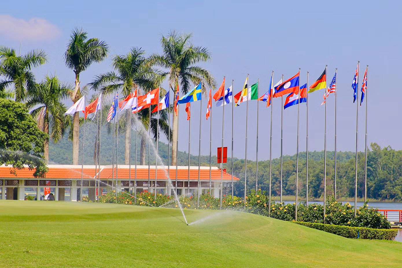 Đội ngũ chuyên gia nước ngoài của Kings Island Golf Resort thường xuyên bảo dưỡng, kiểm tra, từ kích thước, độ mịn của cỏ đến hệ thống thoát nước, đảm bảo mặt sân luôn ở tình trạng tốt nhất.