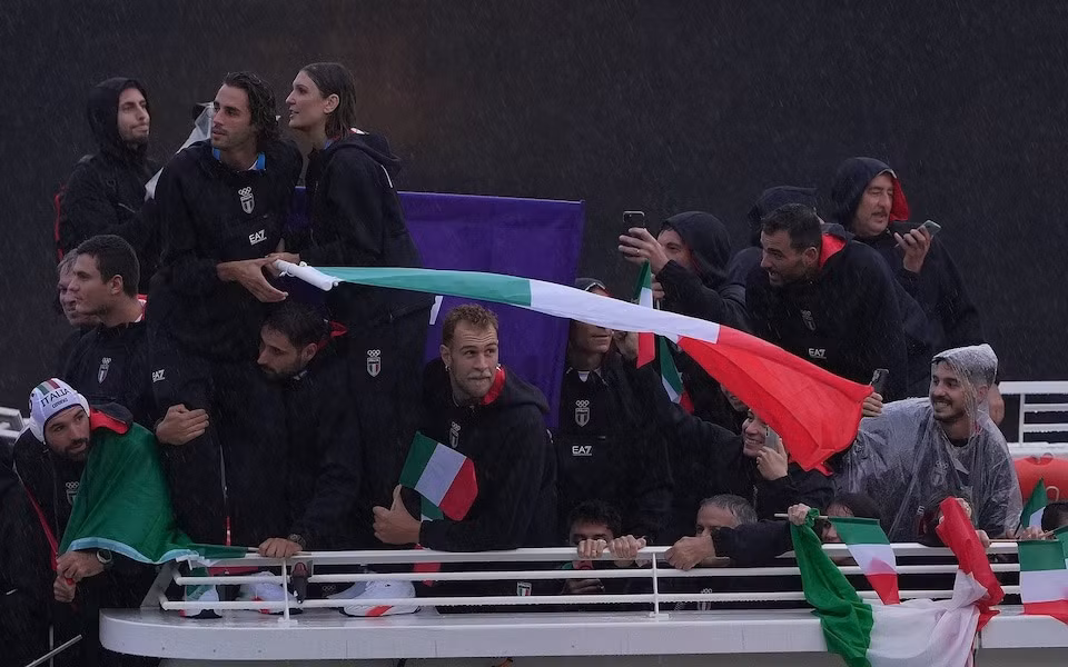 Tamberi và VĐV đấu kiếm Arianna Errigo là hai người có vinh dự cầm cờ Italia ở Lễ khai mạc Olympic 2024. Tamberi và VĐV đấu kiếm Arianna Errigo là hai người có vinh dự cầm cờ Italia ở Lễ khai mạc Olympic 2024.