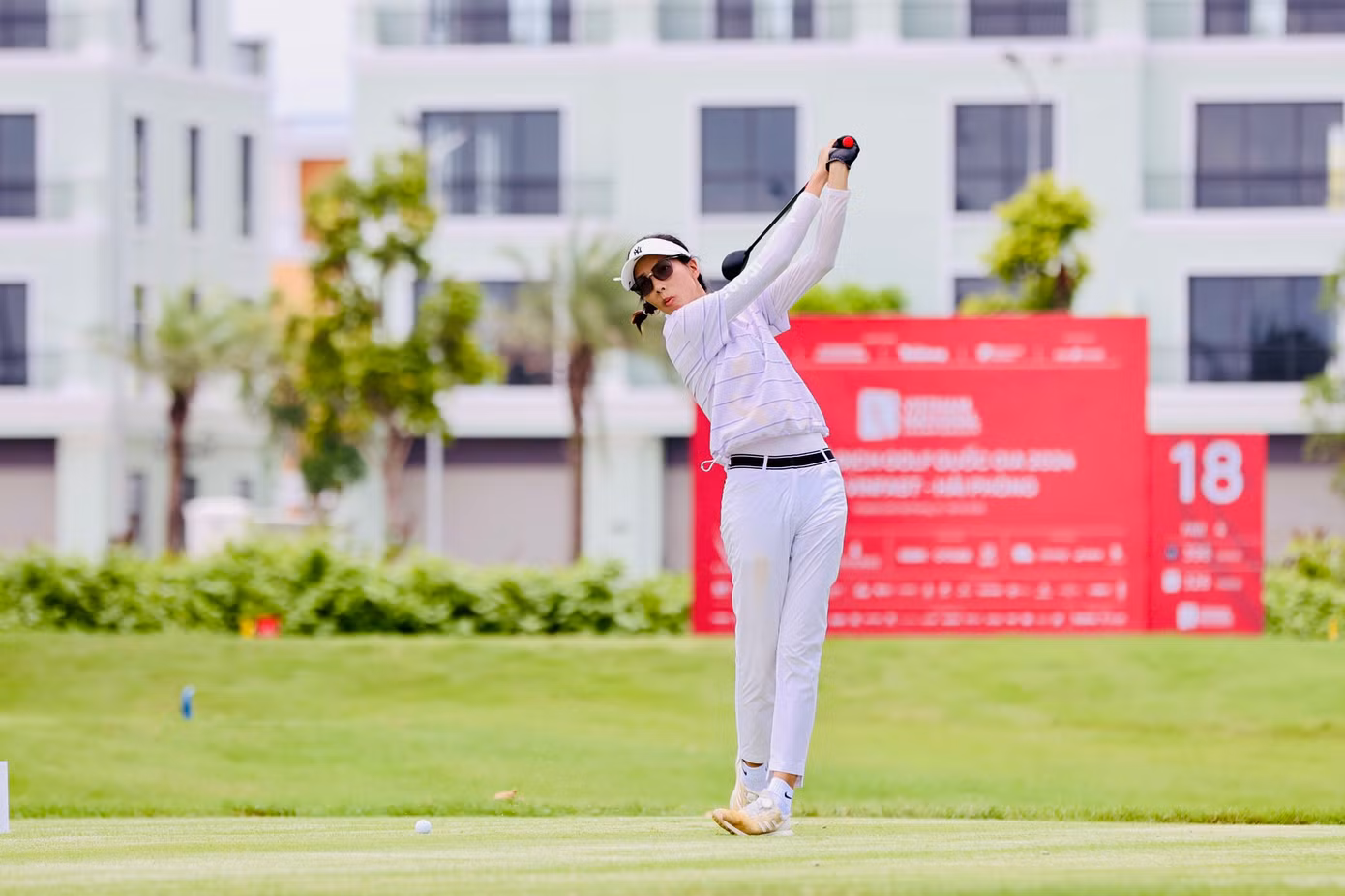 Nhiều golfer lo ngại trời mưa trong những ngày tới ở Hải Phòng. Tuy nhiên, thời tiết ngày 13/8 khá đẹp, với nắng và gió, giúp golfer có thành tích tương đối ổn ở vòng đấu tập chính thức. Nhiều golfer lo ngại trời mưa trong những ngày tới ở Hải Phòng. Tuy nhiên, thời tiết ngày 13/8 khá đẹp, với nắng và gió, giúp golfer có thành tích tương đối ổn ở vòng đấu tập chính thức.
