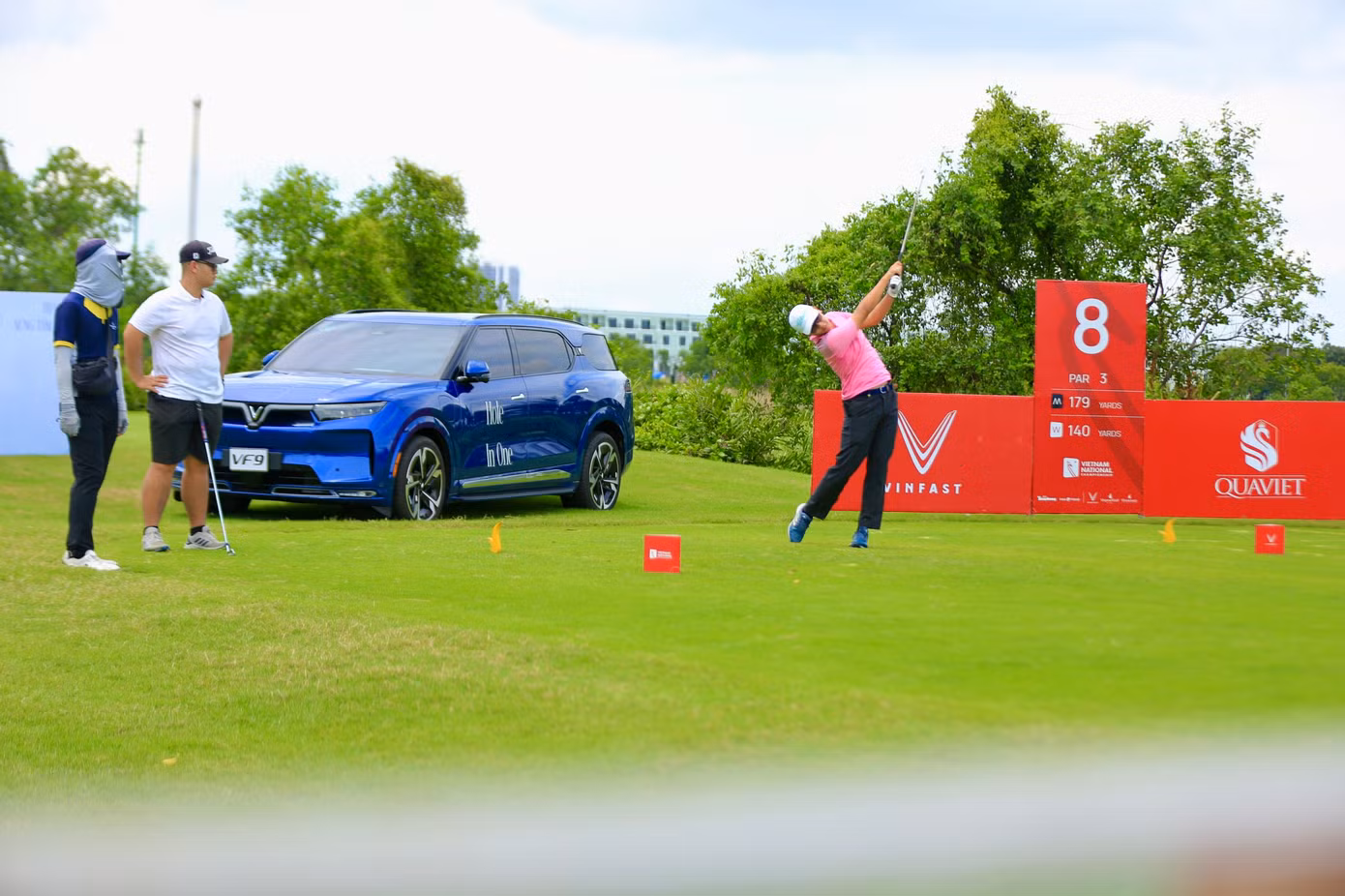 Hai anh em Đặng Lê Huy và Đặng Huy Hoàng tại hố 8 par3, cũng là hố HIO với phần thưởng là chiếc xe VF9. Hai anh em Đặng Lê Huy và Đặng Huy Hoàng tại hố 8 par3, cũng là hố HIO với phần thưởng là chiếc xe VF9.