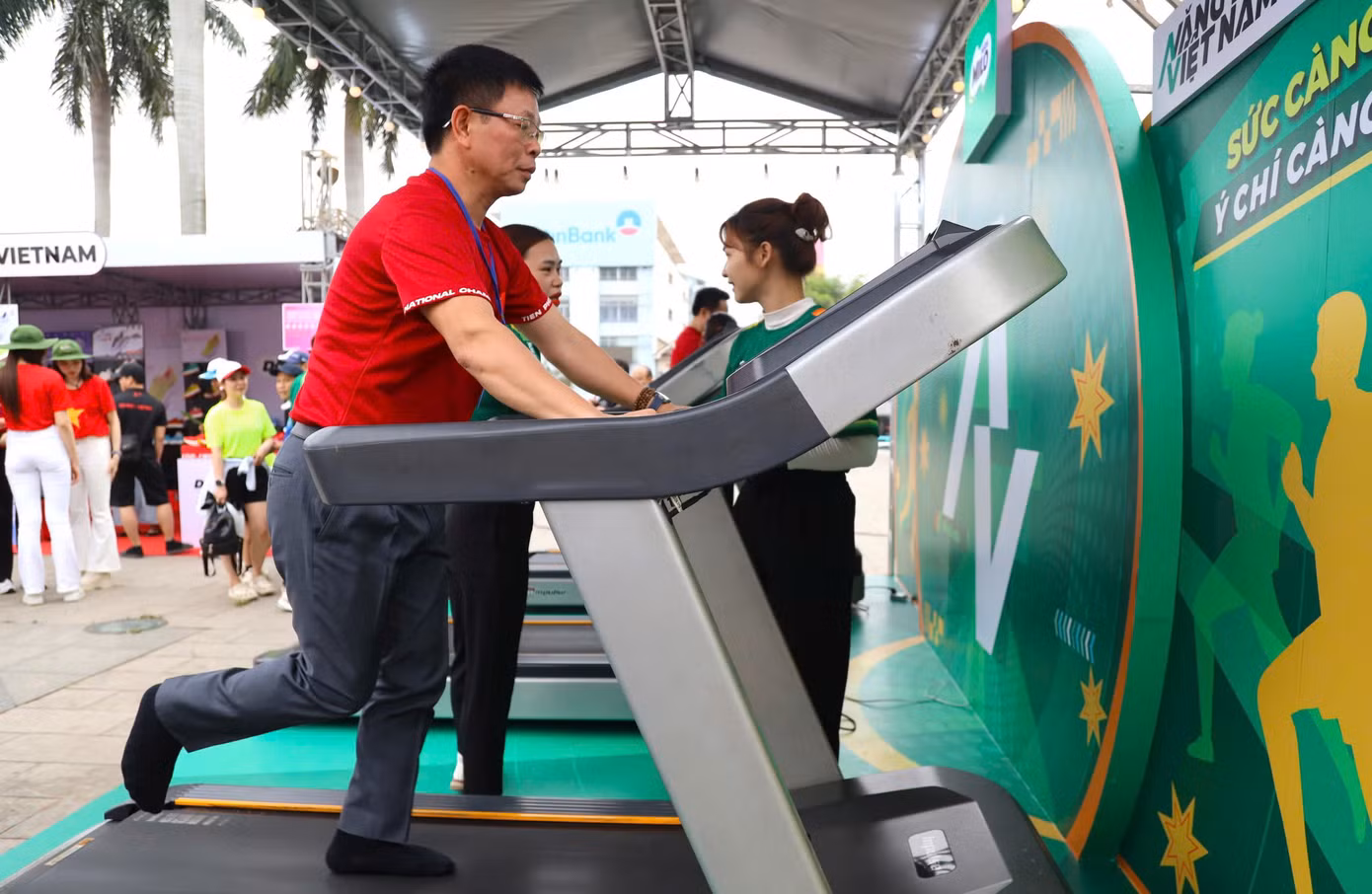 Nhà báo Phùng Công Sưởng thích thú trải nghiệm mini game của Nestlé Milo. Là nhà tài trợ vàng của giải, Nestlé Milo mong muốn lan tỏa tinh thần thể thao tới các vận động viên thuộc mọi lứa tuổi trên khắp cả nước. Nhà báo Phùng Công Sưởng thích thú trải nghiệm mini game của Nestlé Milo. Là nhà tài trợ vàng của giải, Nestlé Milo mong muốn lan tỏa tinh thần thể thao tới các vận động viên thuộc mọi lứa tuổi trên khắp cả nước.