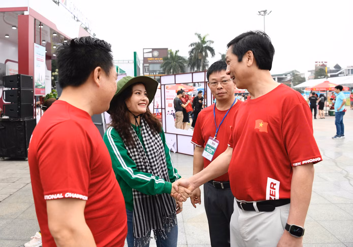 Phó Chủ tịch Hoàng Nam cùng nhà báo Phùng Công Sưởng cũng có mặt tại gian hàng của nhà tài trợ Vàng, Công ty TNHH Nestlé Việt Nam. Phó Chủ tịch Hoàng Nam cùng nhà báo Phùng Công Sưởng cũng có mặt tại gian hàng của nhà tài trợ Vàng, Công ty TNHH Nestlé Việt Nam.