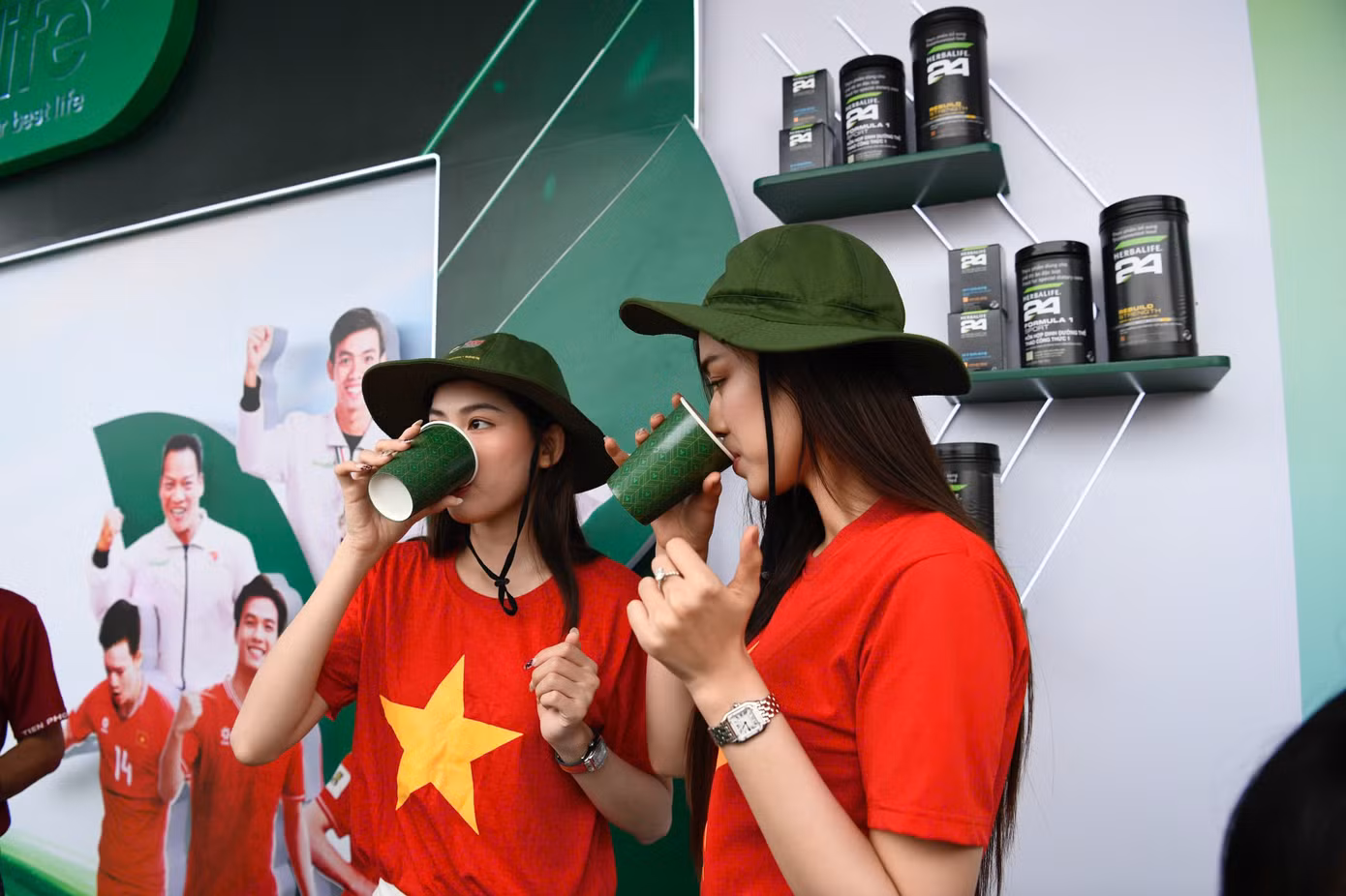 Hoa hậu Đỗ Thị Hà và Á hậu Ngọc Thảo cùng trải nghiệm sản phẩm của Công ty TNHH MTV Herbalife Việt Nam, nhà tài trợ Kim cương của Tiền Phong Marathon 2025. Hoa hậu Đỗ Thị Hà và Á hậu Ngọc Thảo cùng trải nghiệm sản phẩm của Công ty TNHH MTV Herbalife Việt Nam, nhà tài trợ Kim cương của Tiền Phong Marathon 2025.