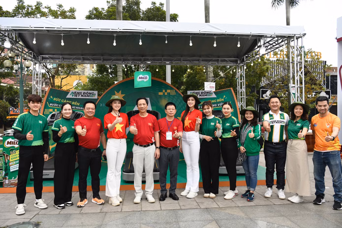 Năm 2025 cũng là năm thứ 10 liên tiếp Nestlé Milo đồng hành cùng Tiền Phong Marathon với vai trò Nhà tài trợ Vàng. Là một thương hiệu luôn gắn liền với các hoạt động thể thao học đường, trong suốt 26 năm qua, Nestlé Milo phối hợp cùng các cơ quan ban ngành nhằm tiếp nối hành trình nuôi dưỡng thế hệ trẻ Việt Nam năng động và bền bỉ, giúp hàng triệu trẻ em tiếp cận trực tiếp các hoạt động thể thao. Năm 2025 cũng là năm thứ 10 liên tiếp Nestlé Milo đồng hành cùng Tiền Phong Marathon với vai trò Nhà tài trợ Vàng. Là một thương hiệu luôn gắn liền với các hoạt động thể thao học đường, trong suốt 26 năm qua, Nestlé Milo phối hợp cùng các cơ quan ban ngành nhằm tiếp nối hành trình nuôi dưỡng thế hệ trẻ Việt Nam năng động và bền bỉ, giúp hàng triệu trẻ em tiếp cận trực tiếp các hoạt động thể thao.
