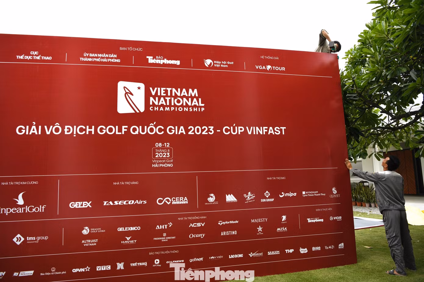 Pano cỡ lớn được dựng lên ngay lối vào Clubhouse của Vinpearl Golf Hải Phòng