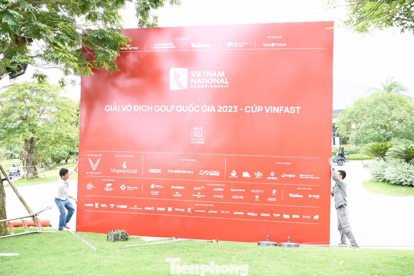 Phía bên ngoài, những pano cỡ đại của Giải Vô địch Golf Quốc gia năm 2023 - Cúp VinFast cũng đã được dựng lên.