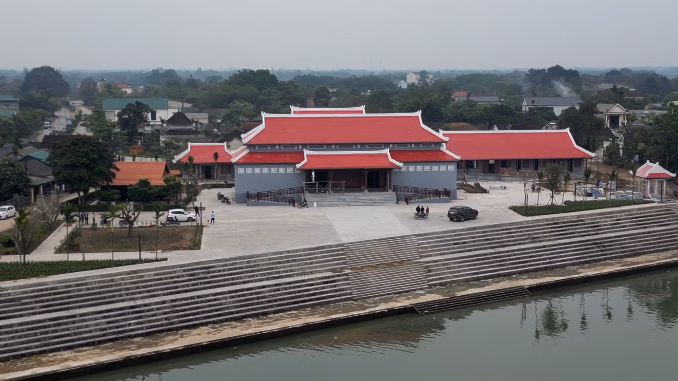 Bên cạnh nhà lưu niệm, khu tưởng niệm trong khu di tích cũng được làm mới, nhằm bảo tồn những giá trị lưu niệm về cuộc đời hoạt động cách mạng của Tổng Bí thư Lê Duẩn; góp phần giữ gìn và phát huy giá trị truyền thống cách mạng, xây dựng môi trường cảnh quan tương xứng với tầm vóc và giá trị di tích. Dự kiến nhà tưởng niệm hoàn thành trước sinh nhật lần thứ 118 của Tổng Bí thư Lê Duẩn. Bên cạnh nhà lưu niệm, khu tưởng niệm trong khu di tích cũng được làm mới, nhằm bảo tồn những giá trị lưu niệm về cuộc đời hoạt động cách mạng của Tổng Bí thư Lê Duẩn; góp phần giữ gìn và phát huy giá trị truyền thống cách mạng, xây dựng môi trường cảnh quan tương xứng với tầm vóc và giá trị di tích. Dự kiến nhà tưởng niệm hoàn thành trước sinh nhật lần thứ 118 của Tổng Bí thư Lê Duẩn.