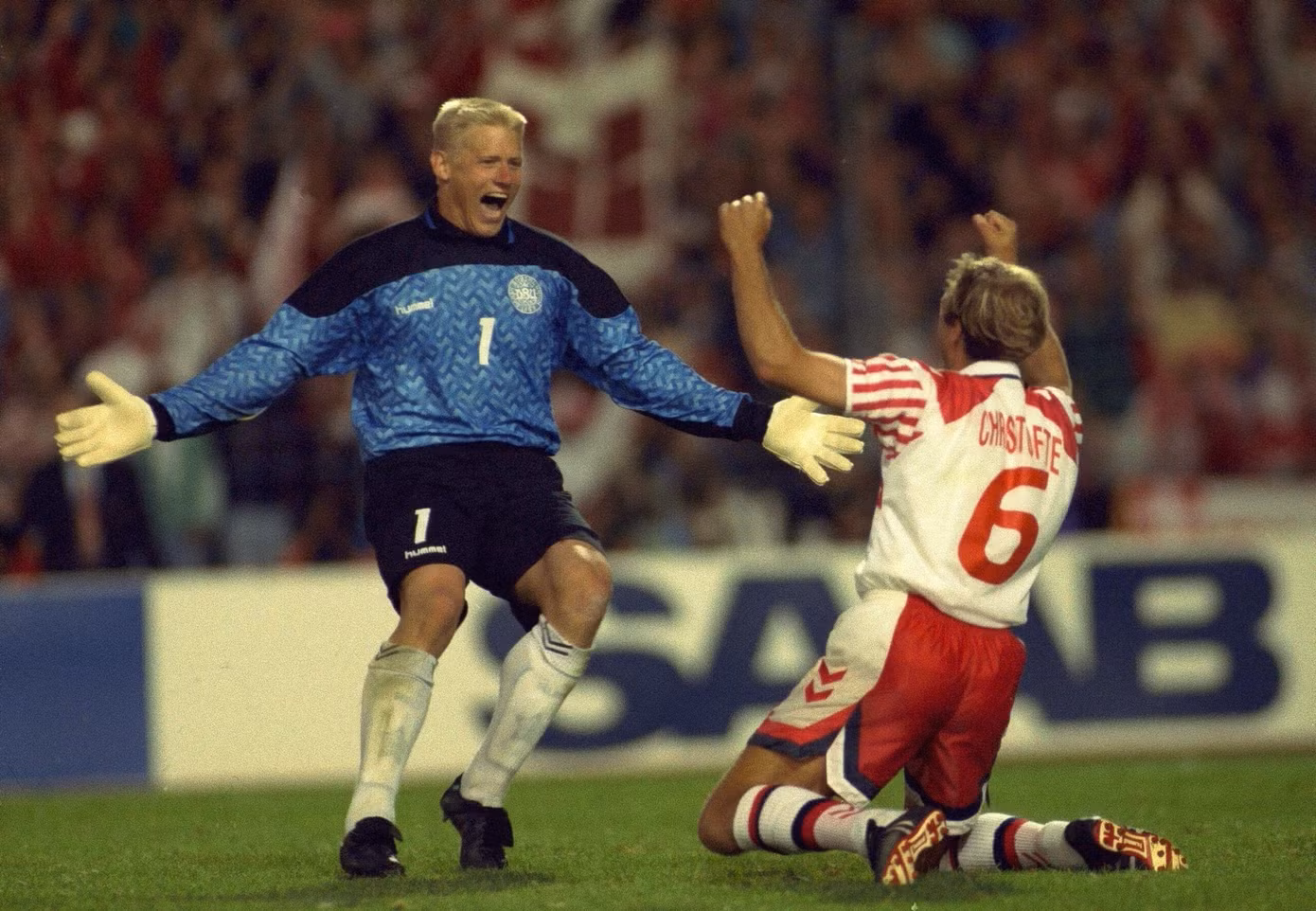 Thủ môn Peter Schmeichel và hậu vệ Kim Christofte, hai trong số những người hùng của Đan Mạch. Thủ môn Peter Schmeichel và hậu vệ Kim Christofte, hai trong số những người hùng của Đan Mạch.