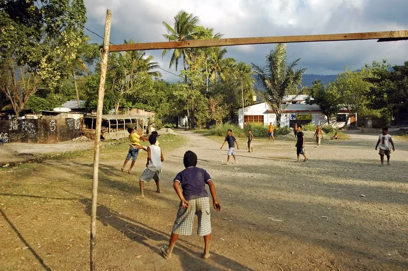 Những cậu bé chơi bóng tại Timor Leste. (Ảnh: FIFA)