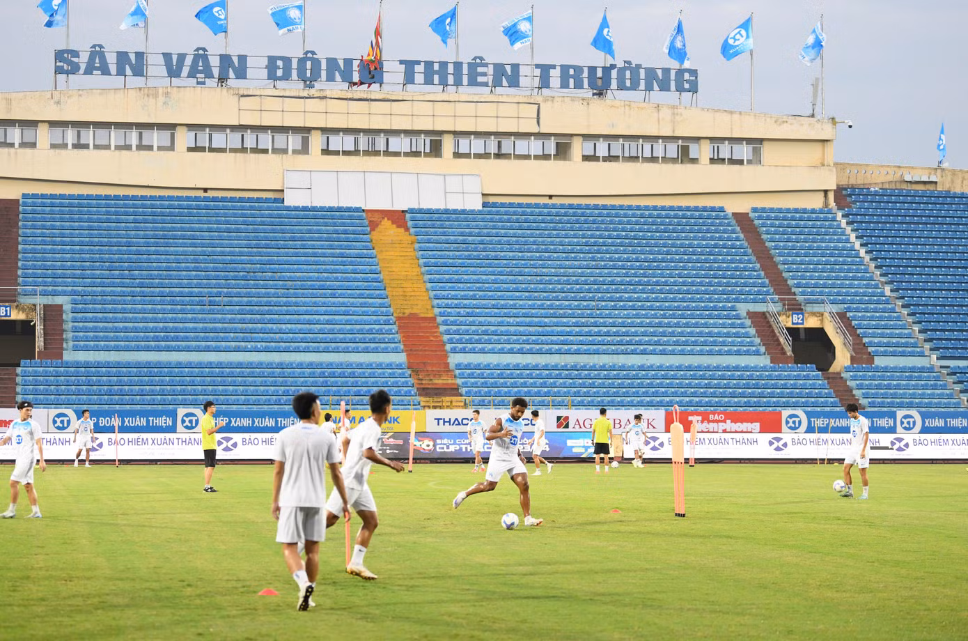 "Tôi tin rằng trận siêu cúp cũng như vậy, và sân Thiên Trường sẽ chật kín khán giả", tiền đạo người Brazil khẳng định, đồng thời tin tưởng Thép Xanh Nam Định và Đông Á Thanh Hóa sẽ tạo nên một trận đấu hấp dẫn, thỏa mãn đam mê của người hâm mộ bóng đá.