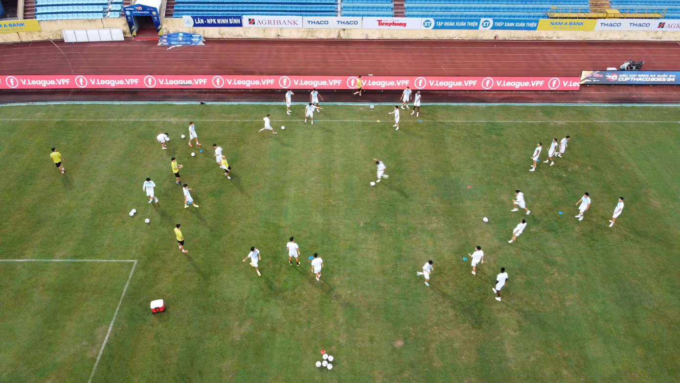 Sau khi đăng quang ở V-League 2023/2024, Thép Xanh Nam Định khao khát sở hữu danh hiệu tiếp theo: Siêu cúp bóng đá Quốc gia 2023/2024. Ngoài việc tạo động lực cho mùa giải mới, chiếc cúp còn có ý nghĩa rất lớn với người hâm mộ thành Nam vốn nổi tiếng cuồng nhiệt với bóng đá.