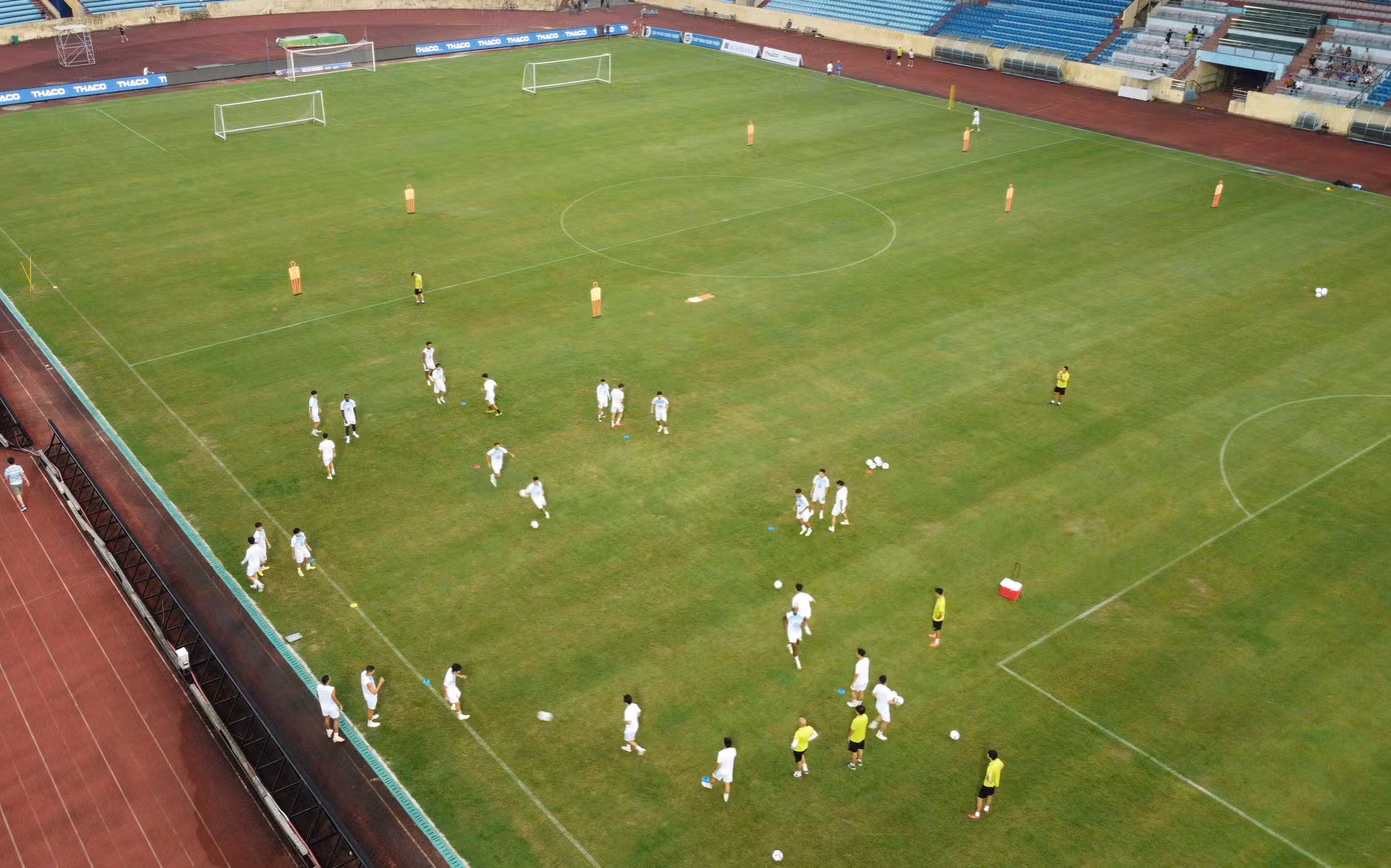 Sau khi đăng quang ở V-League 2023/2024, Thép Xanh Nam Định khao khát sở hữu danh hiệu tiếp theo: Siêu cúp bóng đá Quốc gia 2023/2024. Ngoài việc tạo động lực cho mùa giải mới, chiếc cúp còn có ý nghĩa rất lớn với người hâm mộ thành Nam vốn nổi tiếng cuồng nhiệt với bóng đá.