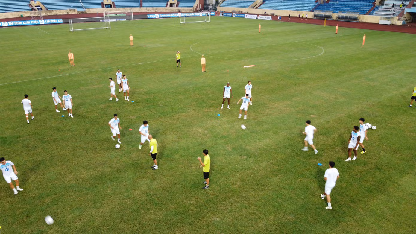 Sau khi đăng quang ở V-League 2023/2024, Thép Xanh Nam Định khao khát sở hữu danh hiệu tiếp theo: Siêu cúp bóng đá Quốc gia 2023/2024. Ngoài việc tạo động lực cho mùa giải mới, chiếc cúp còn có ý nghĩa rất lớn với người hâm mộ thành Nam vốn nổi tiếng cuồng nhiệt với bóng đá.