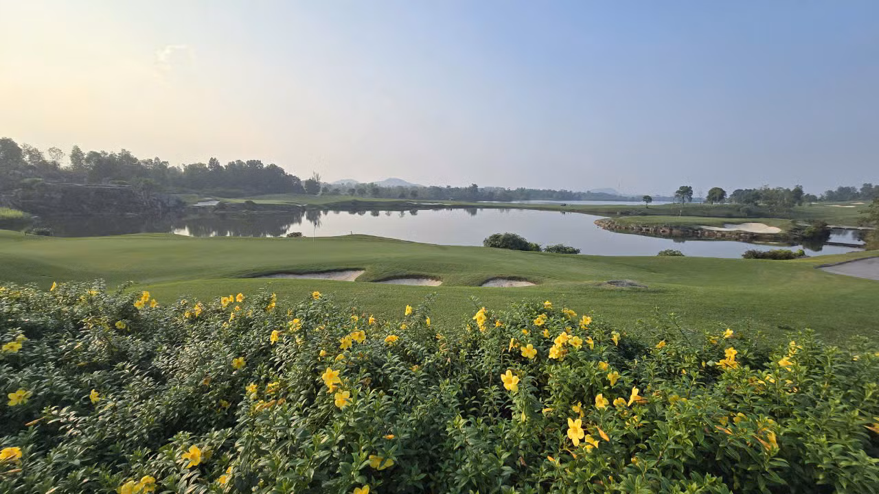 Sau một năm, Tiền Phong Golf Championship đã trở lại, đúng vào thời điểm đẹp nhất trong năm ở BRG Kings' Island Golf Resort.