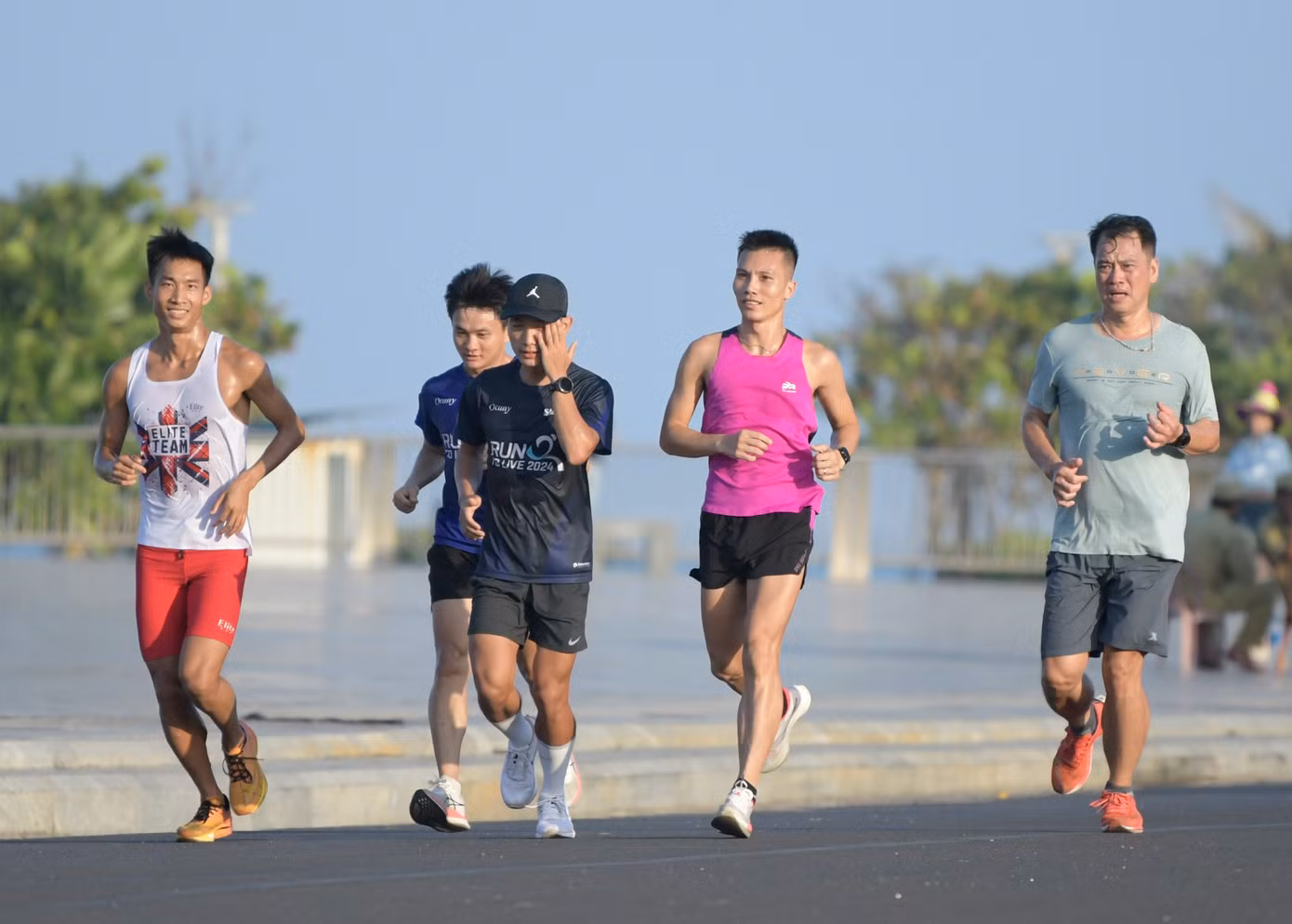 Ở Phú Yên lần này, bên cạnh Nguyễn Văn Lai nội dung full marathon, Đỗ Quốc Luật (áo hồng) là niềm hy vọng lớn nhất của đoàn Quân đội ở cự ly 10km. Chàng Đại úy đang sở hữu chuỗi 9 lần về nhất liên tiếp, vượt qua kỷ lục 8 lần của huyền thoại Bùi Lương.