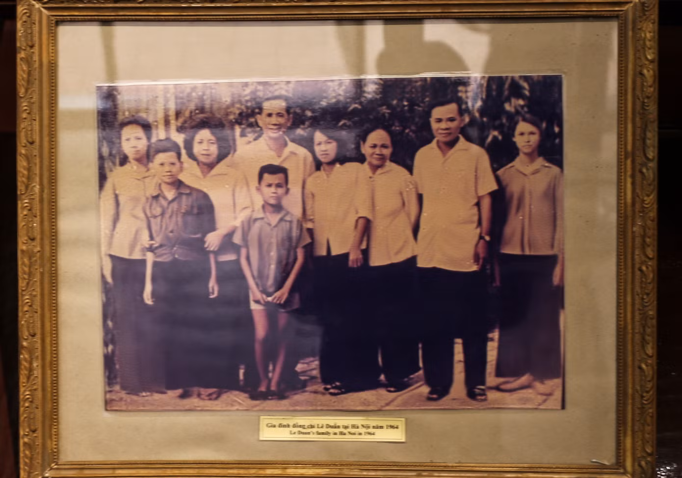 Nhà lưu niệm còn trưng bày nhiều hình ảnh tư liệu quý về Tổng Bí thư Lê Duẩn, bao gồm bức hình gia đình đồng chí chụp tại Hà Nội và bức hình đồng chí nói chuyện với bà con họ hàng, bạn bè tại thôn Hậu Kiên trong chuyến về thăm quê năm 1977. Nhà lưu niệm còn trưng bày nhiều hình ảnh tư liệu quý về Tổng Bí thư Lê Duẩn, bao gồm bức hình gia đình đồng chí chụp tại Hà Nội và bức hình đồng chí nói chuyện với bà con họ hàng, bạn bè tại thôn Hậu Kiên trong chuyến về thăm quê năm 1977.