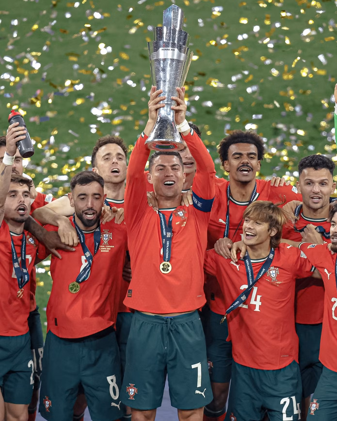 Ronaldo lần thứ hai nâng cao danh hiệu UEFA Nations League cùng ĐT Bồ Đào Nha. Ronaldo lần thứ hai nâng cao danh hiệu UEFA Nations League cùng ĐT Bồ Đào Nha.