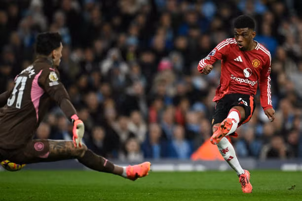 Amad Diallo bùng nổ, MU ngược dòng đánh bại Man City ngay tại Etihad ảnh 13