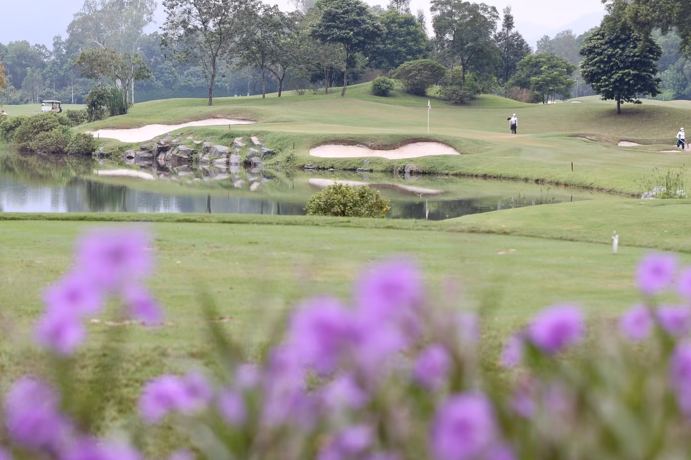 Hố 17 là par 3 dài nhất trên sân và các golfer cần một cú swing hoàn hảo để đưa bóng vượt qua hồ nước dẫn đến green. Hố 17 là par 3 dài nhất trên sân và các golfer cần một cú swing hoàn hảo để đưa bóng vượt qua hồ nước dẫn đến green.